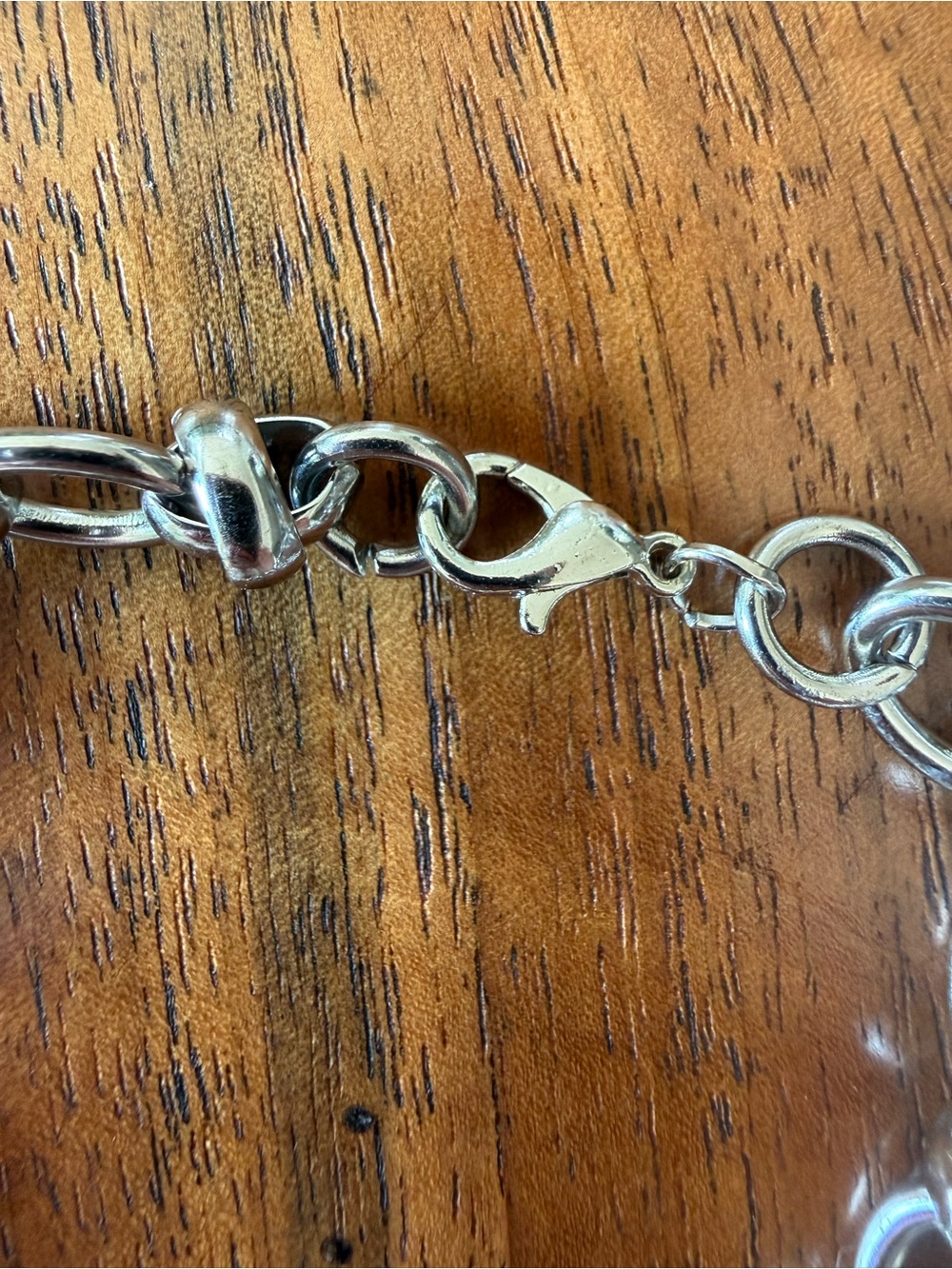 ChaneI Silver-Tone Charm Link Bracelet with Silver Clam Shell of Embellishments. - Picture 5 of 7